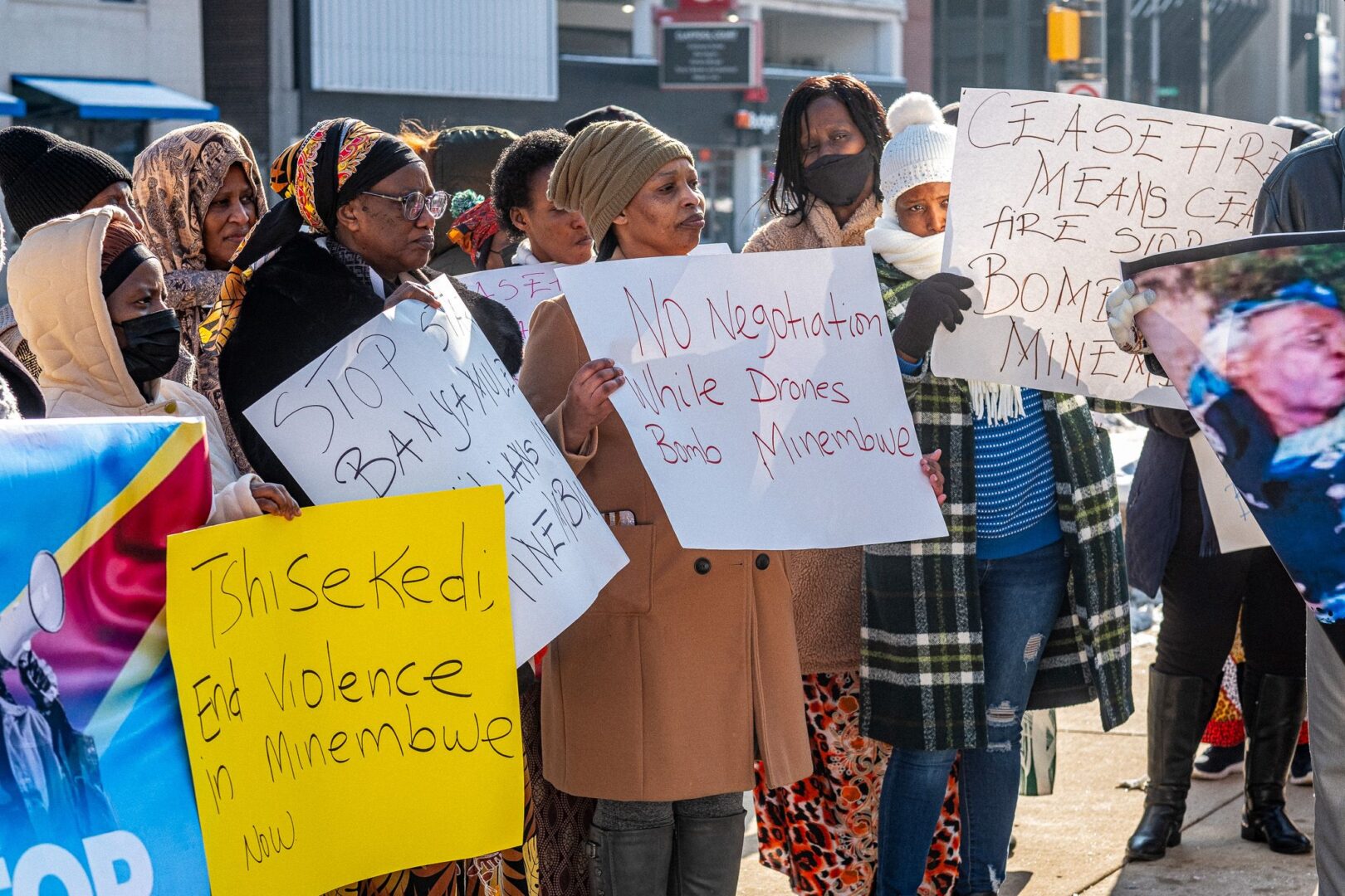 À l’appel de l’association Mahoro Peace Association, des membres de la communauté Banyamulenge manifestent dans l’État de Indiana, aux États-Unis, pour dénoncer le blocus militaire qui prive les civils de Minembwe de nourriture et de soins, décembre 2025. ©DR/SOS Médias Burundi