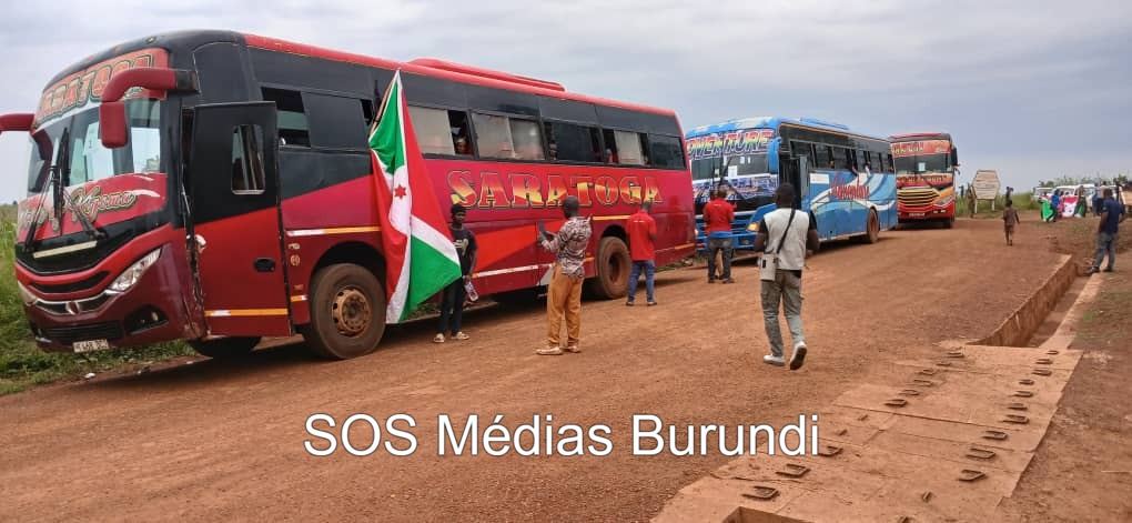 Des bus ramenant des réfugiés burundais arrivent à la frontière entre le Burundi et la Tanzanie, en province de Buhumuza, à l’est du Burundi, février 2026. Les réfugiés dénoncent des conditions de retour difficiles et des incertitudes quant à leur prise en charge. ©SOS Médias Burundi