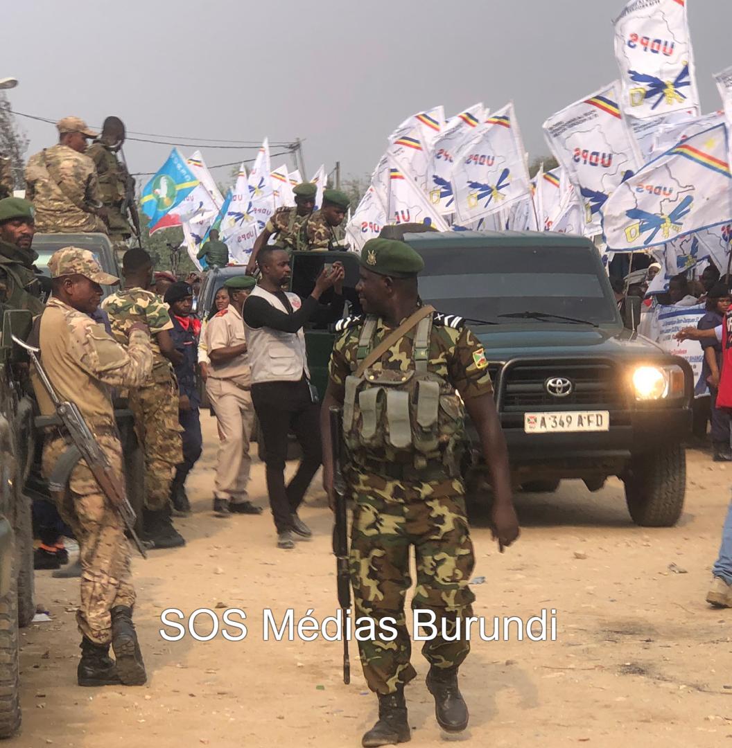 Des militaires burundais et congolais assurent la sécurité d’un convoi d’officiels congolais dans la ville d’Uvira, en province du Sud-Kivu, à l’est de la RDC. Cette présence conjointe illustre la coopération sécuritaire entre Kinshasa et Gitega dans un contexte de tensions persistantes et d’opérations militaires dans la région. © SOS Médias Burundi