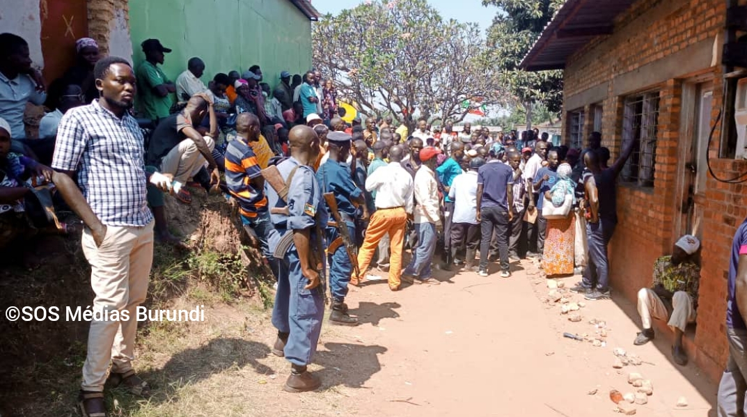 Des policiers supervisent la distribution d’engrais chimiques sur un point de vente de fertilisants à Bubanza dans l'ouest du Burundi, juillet 2022 ©SOS Médias Burundi
