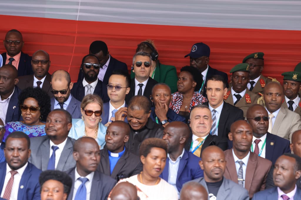 Des invités, dont des représentants des corps diplomatiques et d’organisations internationales, participent aux cérémonies officielles de lancement de la campagne d’éducation électorale en vue des élections de 2027, le 22 avril 2026 au stade Ingoma de Gitega. © SOS Médias Burundi