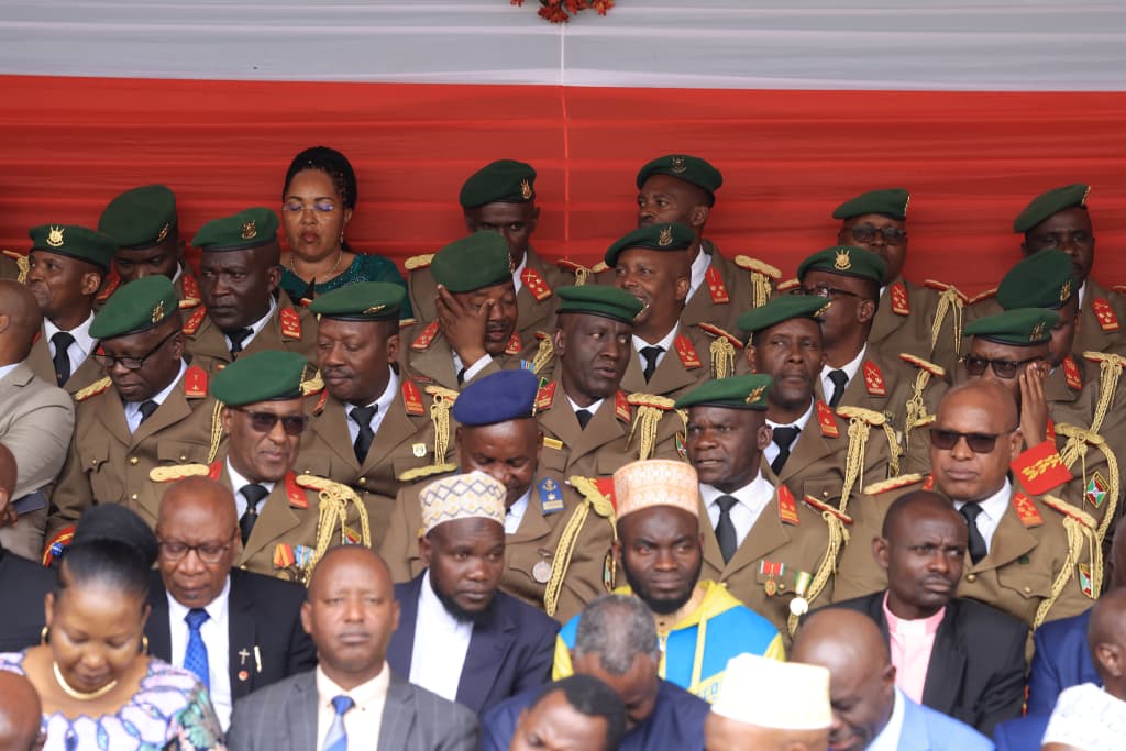 Des généraux de la FDNB (Force de défense nationale du Burundi) et des représentants des confessions religieuses participent aux cérémonies officielles de lancement de la campagne d’éducation électorale en vue des élections de 2027, le 22 avril 2026 au stade Ingoma de Gitega. © SOS Médias Burundi