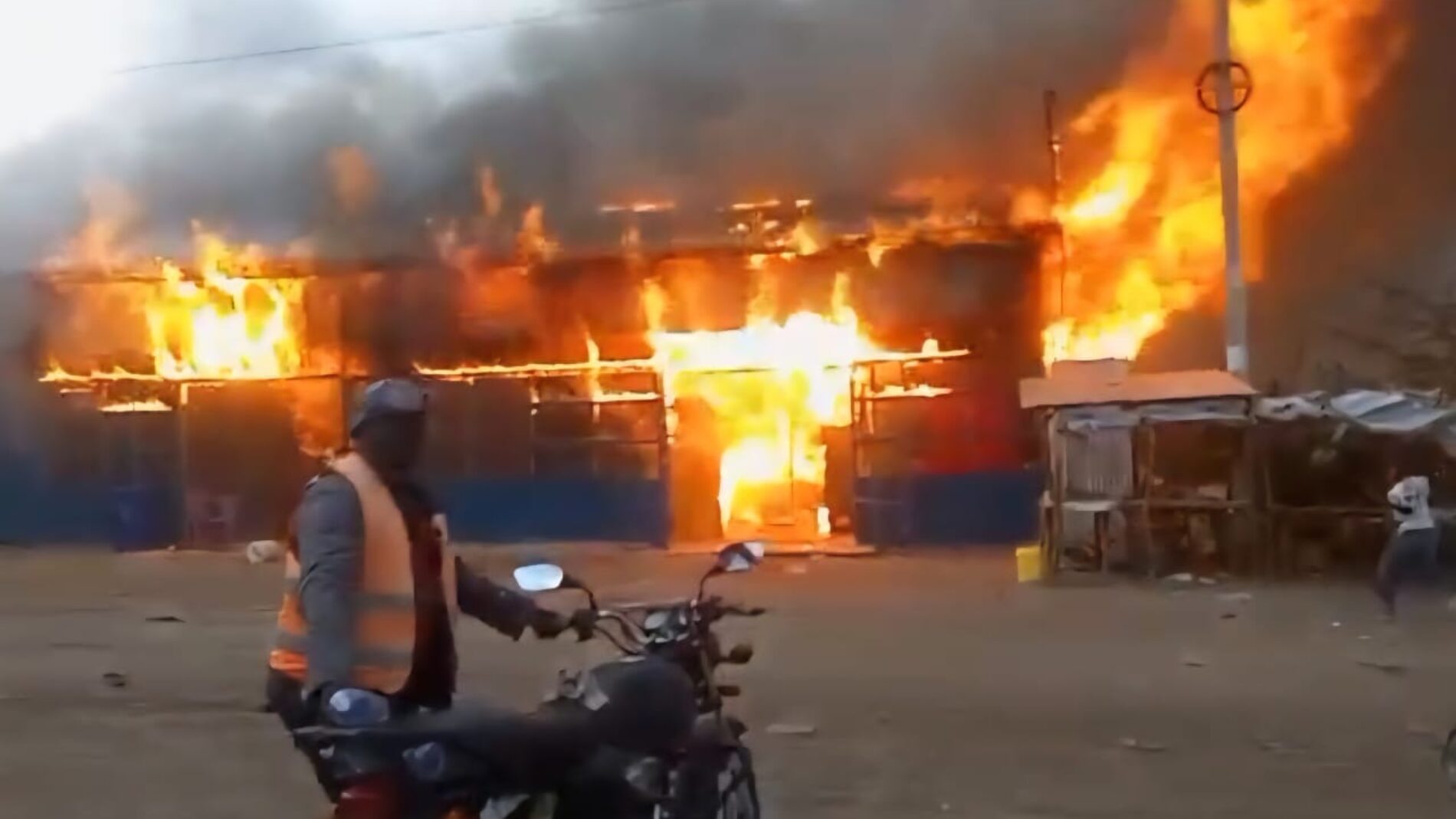 Kakuma (Kenya) : a Burundian refugee’s shopping center ravaged by fire