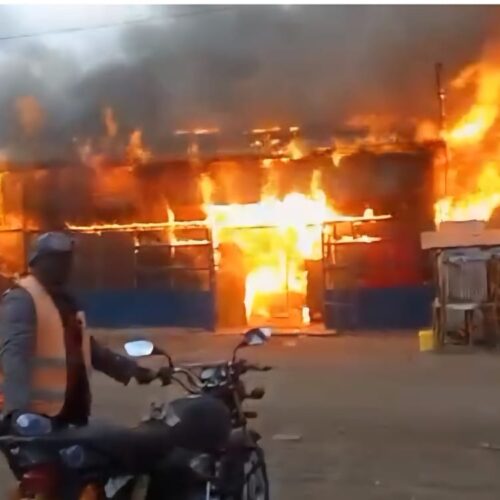 Kakuma (Kenya) : a Burundian refugee’s shopping center ravaged by fire