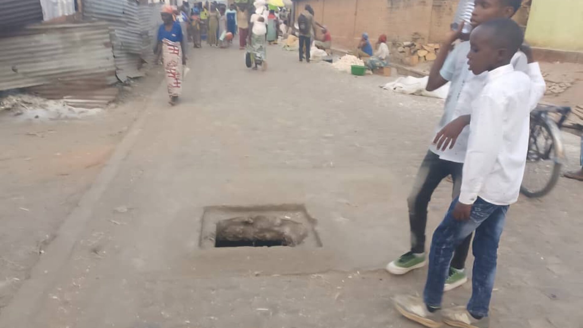 Bubanza : Regideso’s open manholes become “gravelands” for passersby