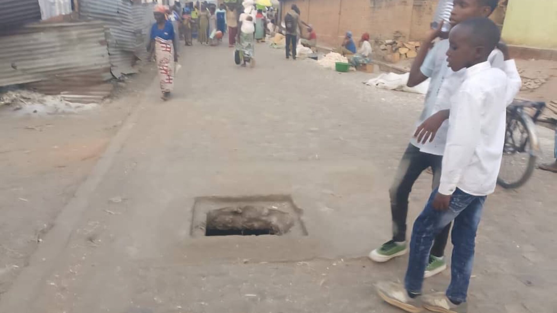 Photo of the week-Bubanza : Regideso’s open manholes become “gravelands” for passersby