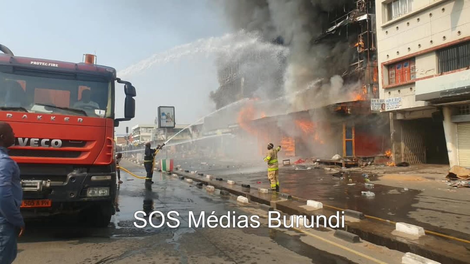 Bujumbura : le feu dévore deux galeries commerciales et réduit des années de travail en cendres
