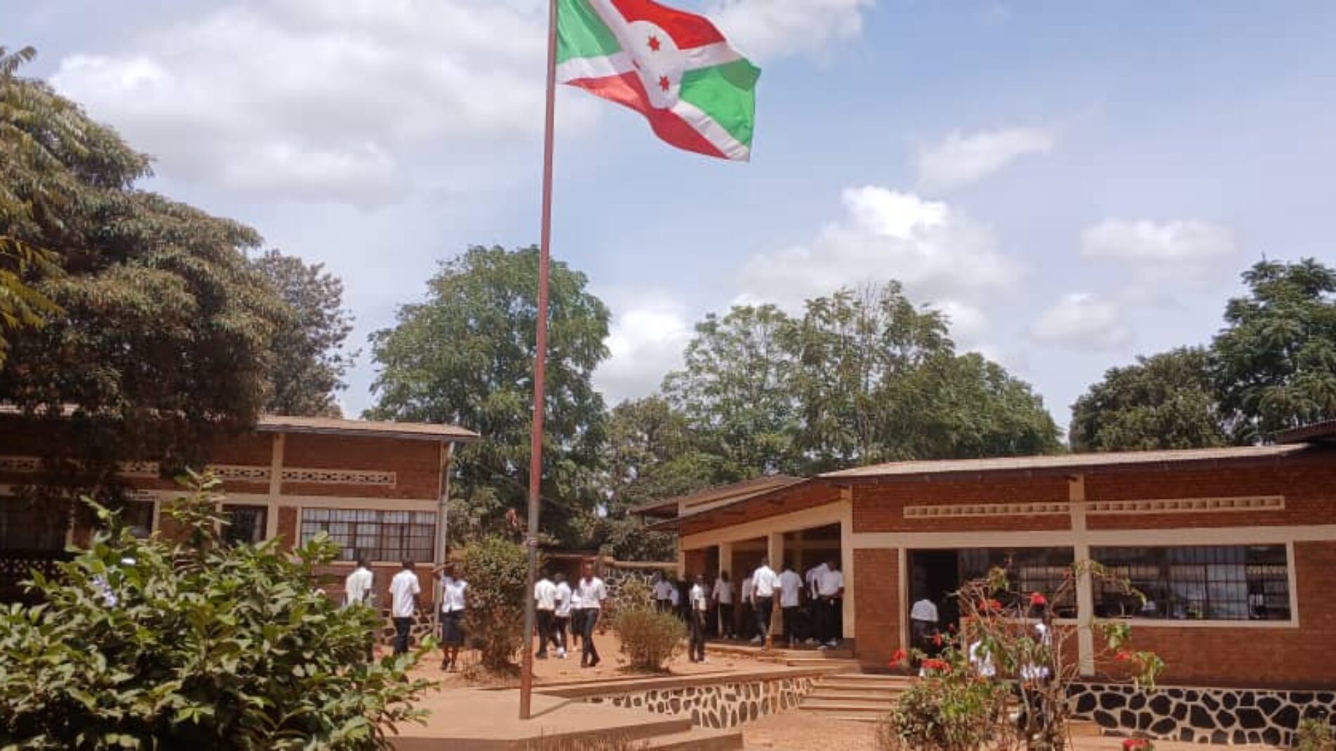 Gitega : plus de 1 000 élèves, 40 ordinateurs et des internes contraints de dormir au sol