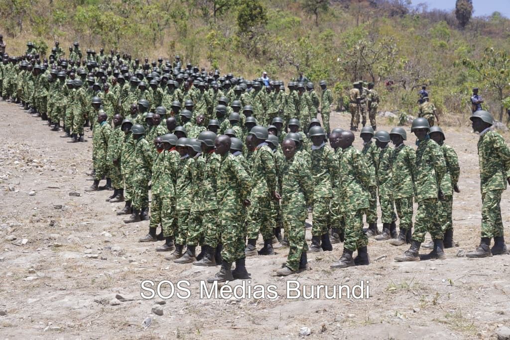 Des éléments de la Force de réserve et d’appui au développement (FRAD) attendent l’arrivée du président Évariste Ndayishimiye lors d’une cérémonie officielle. Ils font partie de cette force, critiquée par des organisations de défense des droits humains pour son implication présumée dans certaines opérations aux côtés des forces de sécurité burundaises. ©SOS Médias Burundi
