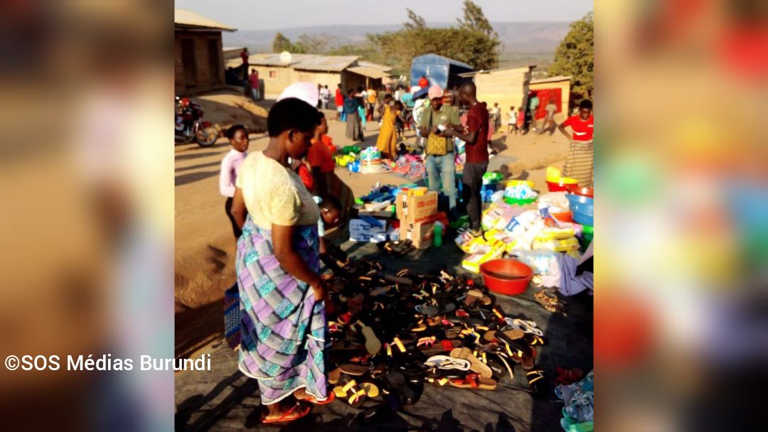 Un marché au camp de réfugiés de Mahama, dans l’est du Rwanda. Un programme d’autonomisation économique ciblant 1 600 familles réfugiées doit les aider à développer des activités génératrices de revenus et à réduire progressivement leur dépendance à l’aide humanitaire. ©SOS Médias Burundi