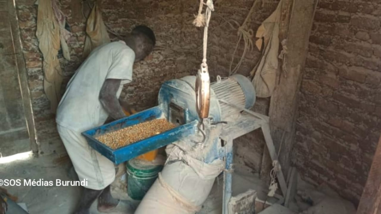 Un homme utilise un moulin dans la ville de Rumonge, où les coupures d’électricité perturbent les activités des petits opérateurs économiques. ©SOS Médias Burundi