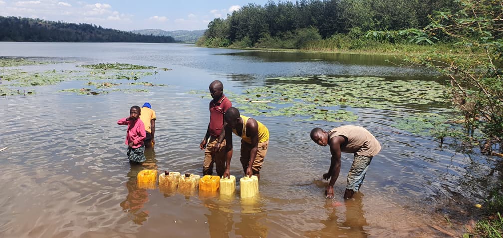 Des habitants puisent de l’eau dans le lac Nyagitamo, dans la région de Kirundo, au nord du Burundi, non loin de la frontière avec le Rwanda. ©SOS Médias Burundi,Je préfère « puisent de l’eau dans le lac » à « sur le lac », qui est moins naturel ici.