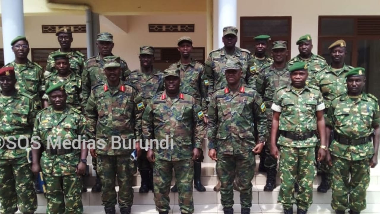 Des responsables militaires rwandais et burundais se rencontrent dans le nord-ouest du Burundi, à la frontière avec le Rwanda, le 14 mars 2021, après des accusations de violations de la frontière. À l’époque, les deux parties avaient privilégié le dialogue pour tenter d’apaiser les tensions. ©SOS Médias Burundi