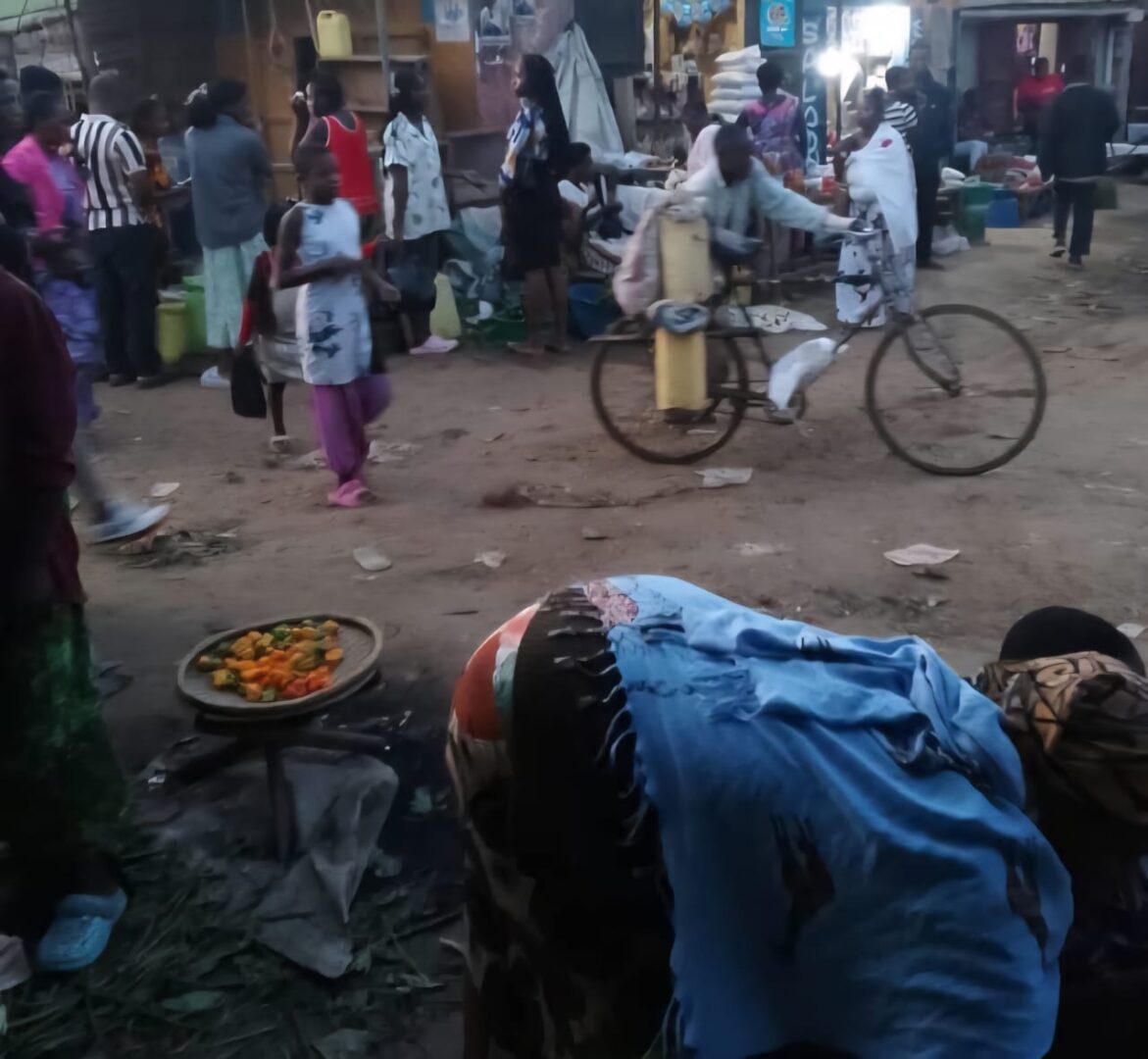 Une rue du camp de Nakivale, en Ouganda, où les activités commerciales se poursuivent malgré la pénurie d’eau potable. Les occupants craignent une aggravation des problèmes sanitaires. ©SOS Médias Burundi