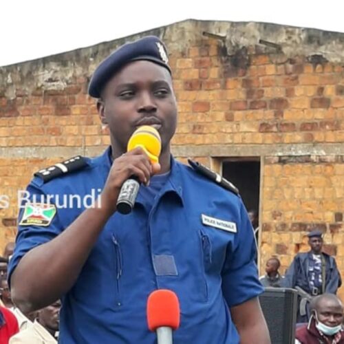 Red-Tabara : Gitega presents a man identified as Rwandan fighter