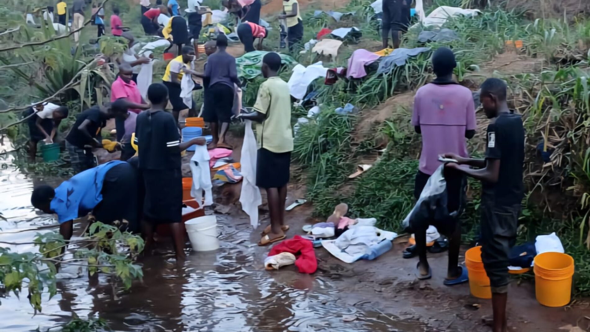 Photo de la semaine-Burundi : à Gitega, la pénurie d’eau potable plonge les internats dans une crise sanitaire et scolaire