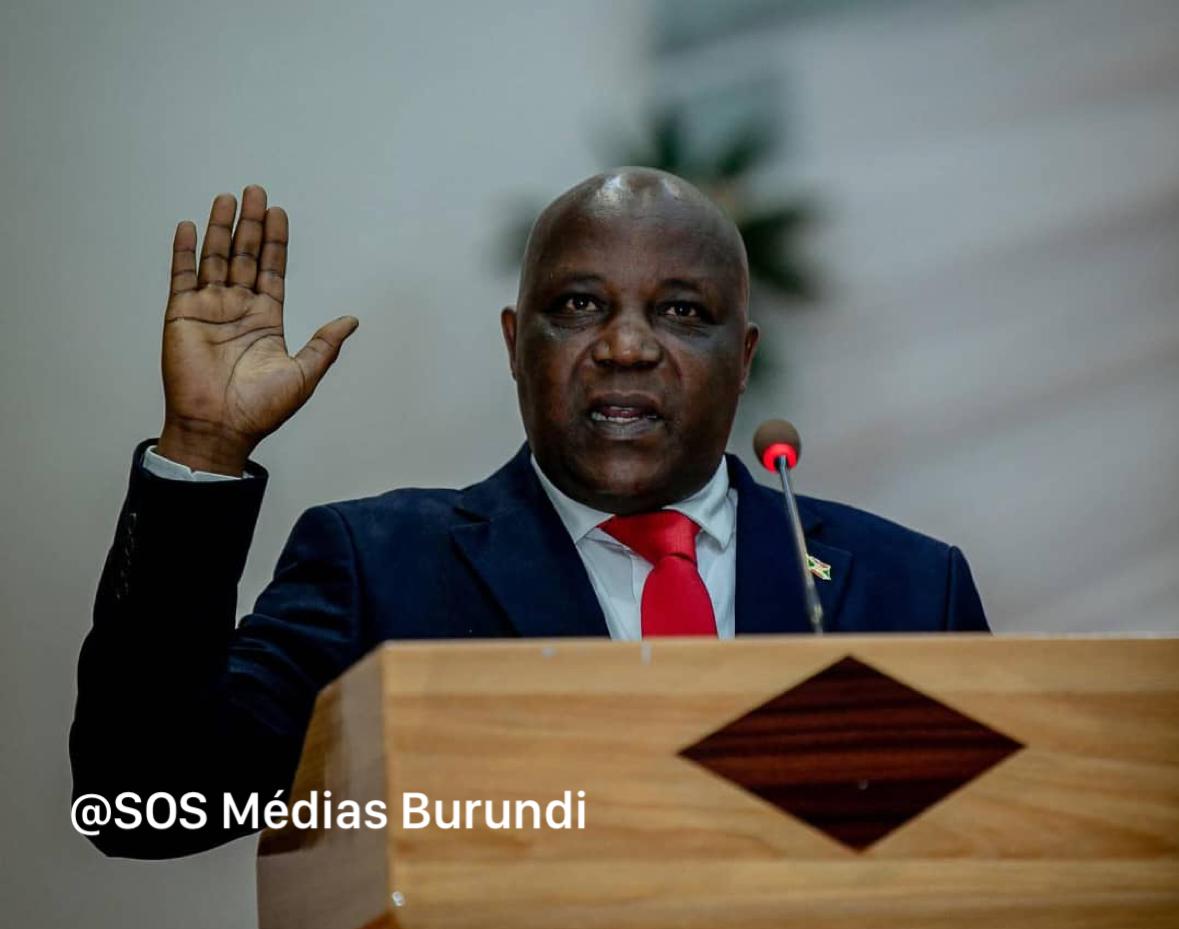 Le ministre burundais en charge de la Sécurité, Léonidas Ndaruzaniye, lors de sa prestation de serment devant l’Assemblée nationale. Il a déclaré jeudi que les personnes originaires des zones de l’est de la RDC contrôlées par l’AFC-M23, ainsi que celles qui y ont transité, ne seront pas autorisées à entrer au Burundi. © SOS Médias Burundi